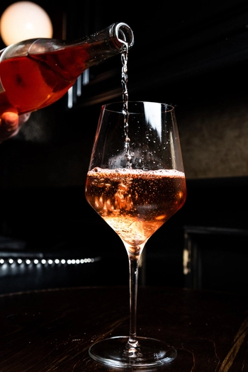 Peneče vino z Ruby čokolado