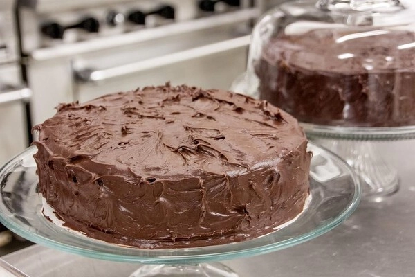 cokoladna torta s pinjolami