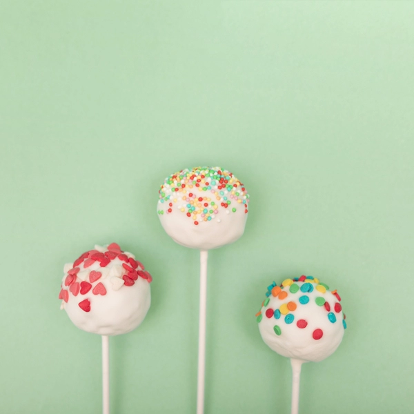cake pops ali vedno bolj popularne tortice na palckah s pistacijo so odlicna ideja za darilo lahko postanejo prigrizek na poti ali pa jih postrezemo kar ob aperativu 