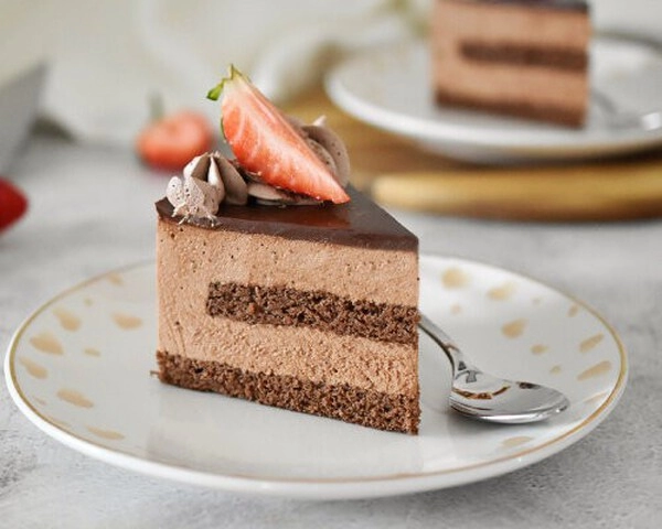 socna cokoladna torta z jagodami