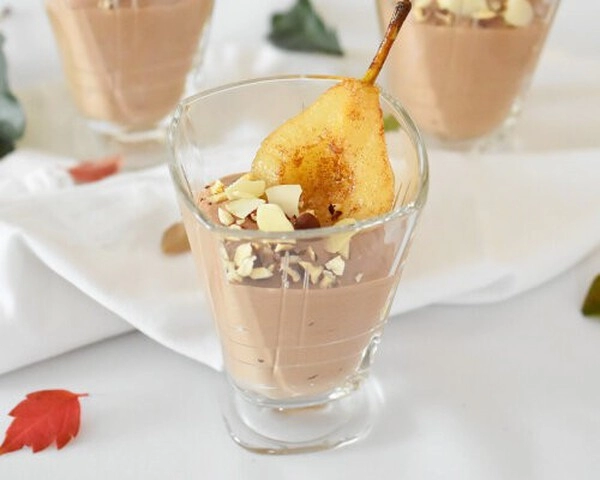 cokoladni mousse s hrusko v kozarcu