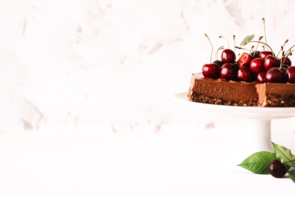 ljubitelji cokolade pozor tale cheesecake sladica bo za vas cheesecake smo pripravili s plastjo cokolade plastjo cokolade in plastjo cokolade ne nismo se zmotili ne gre za tipkarsko napako cheesecake je polna kombinacija treh razlicnih cokoladnih 