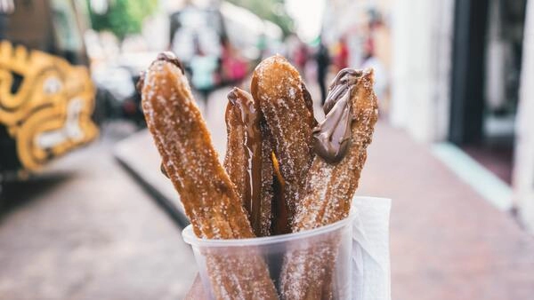 tale recept je pa kot nalasc za jesen: lahki in zracni churrosi z jabolki okus pa bomo obogatili se s slano karamelno omako v katero jih bomo pomakali